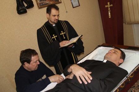 Геннадий Мохненко лежит в гробу